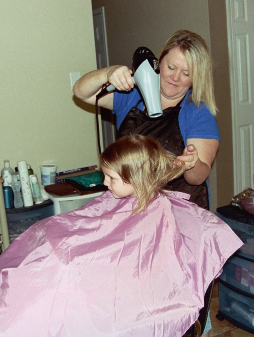 Miss Karen blow drying Elianas hair after the haircut - 09-08-09