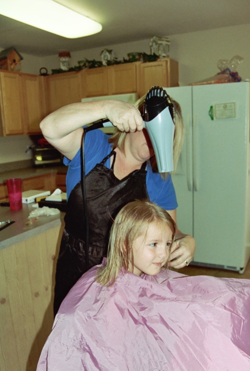 Miss Karen blow drying Elianas hair after the haircut 2 - 09-08-09