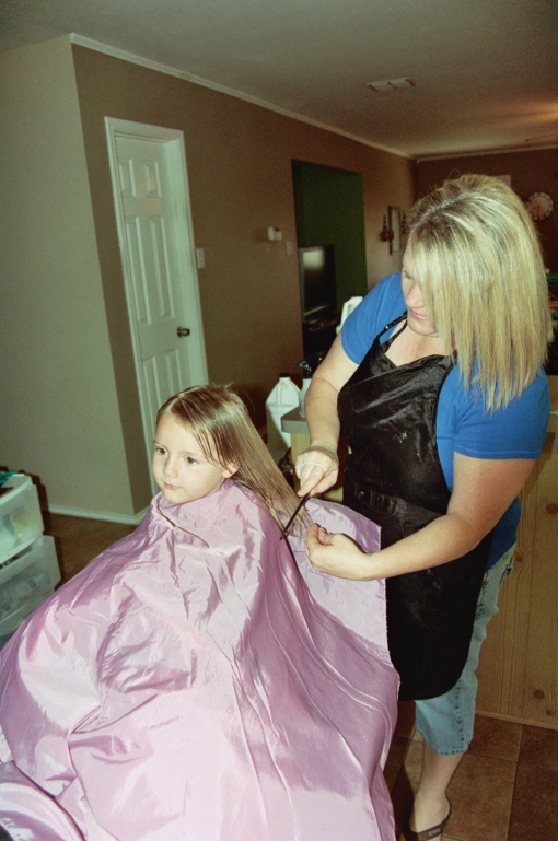 Miss Karen combing out Elianas hair at 1st haircut - 9-08-09